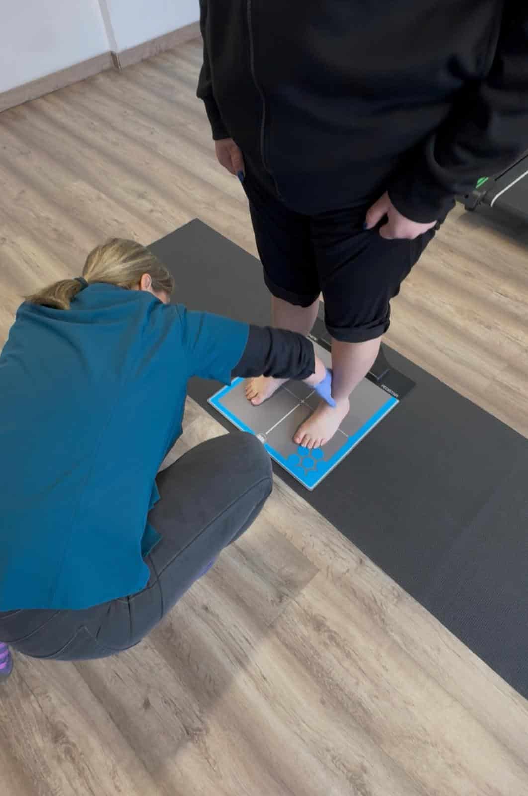 Laura Pérez realizando un estudio biomecánico de la pisada en Terrassa